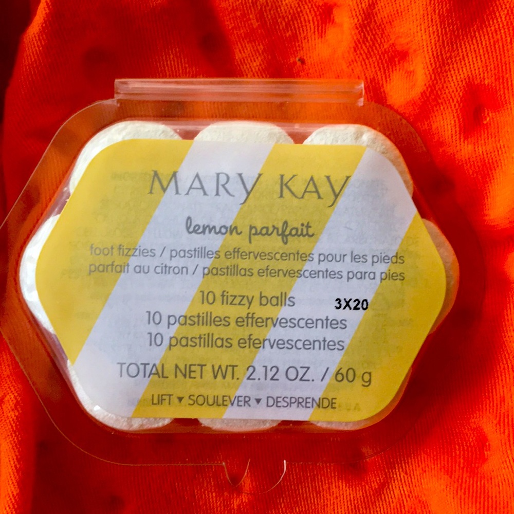 🐶- Mary Kay lemon parfait foot fizzies